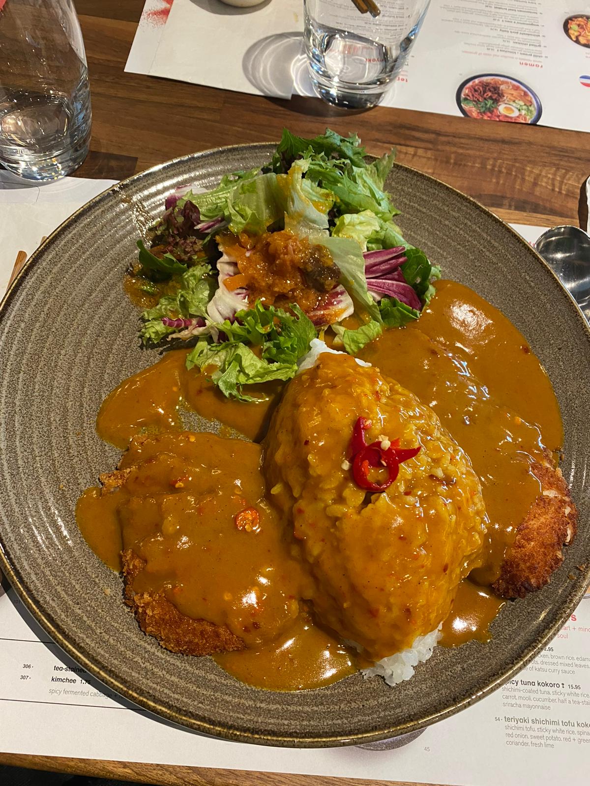 Het Smakelijke Contrast: Indiase Curry vs. Japanse Curry